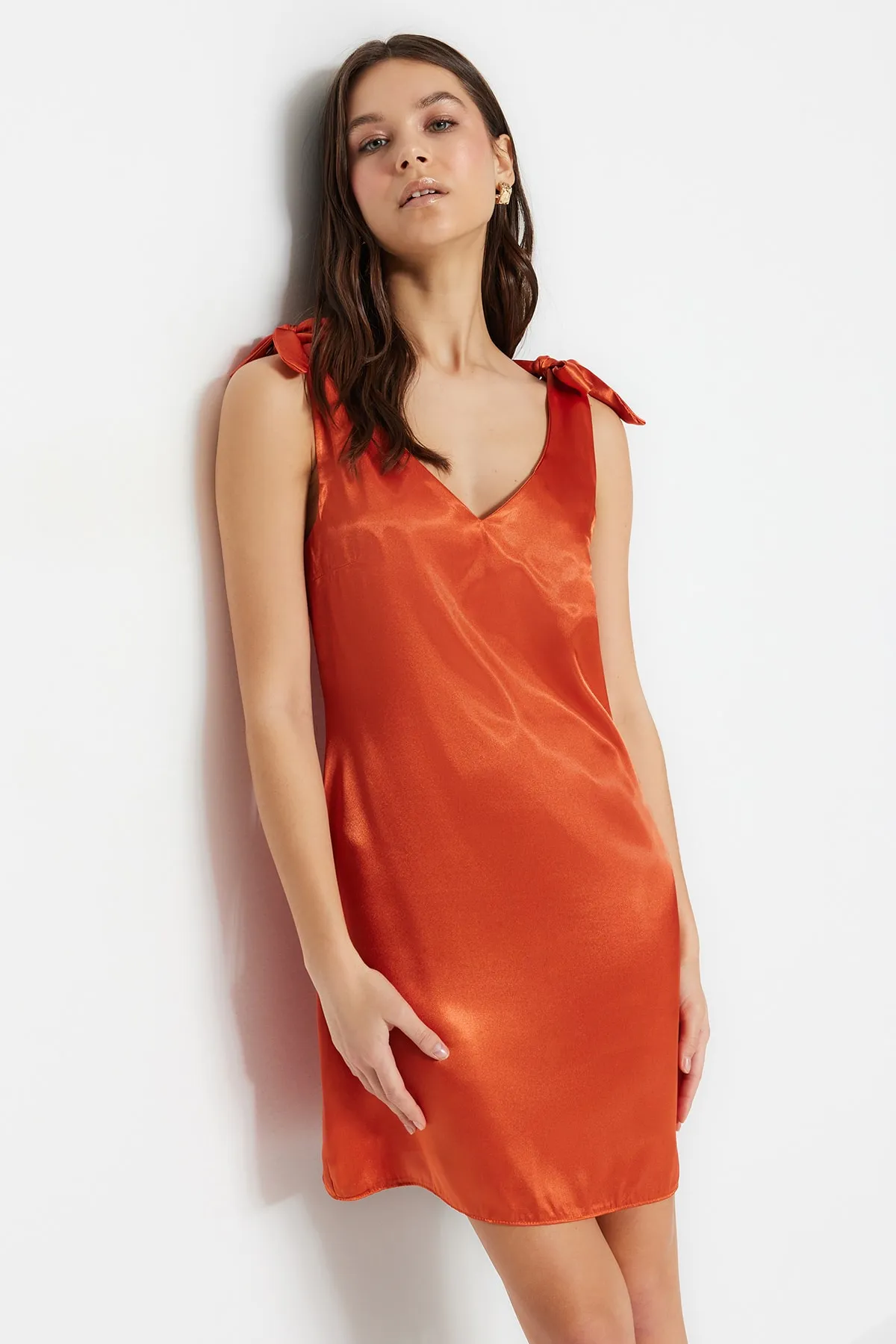Trendyol Collection  Zimtfarbenes Mini-Webkleid aus Satin mit V-Ausschnitt und A-Schnitt TWOSS23EL00323