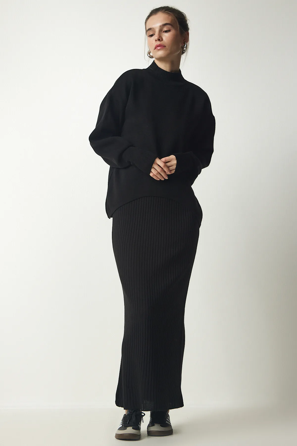Happiness İstanbul  Schwarzes Sweatshirtkleid aus Rippstrick für Damen KG00006