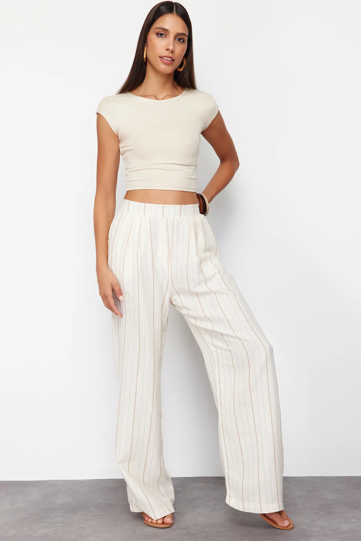 Trendyol Collection  Ecru gestreifte Hose mit weitem Bein/Webhose mit weitem Bein TWOSS24PL00145