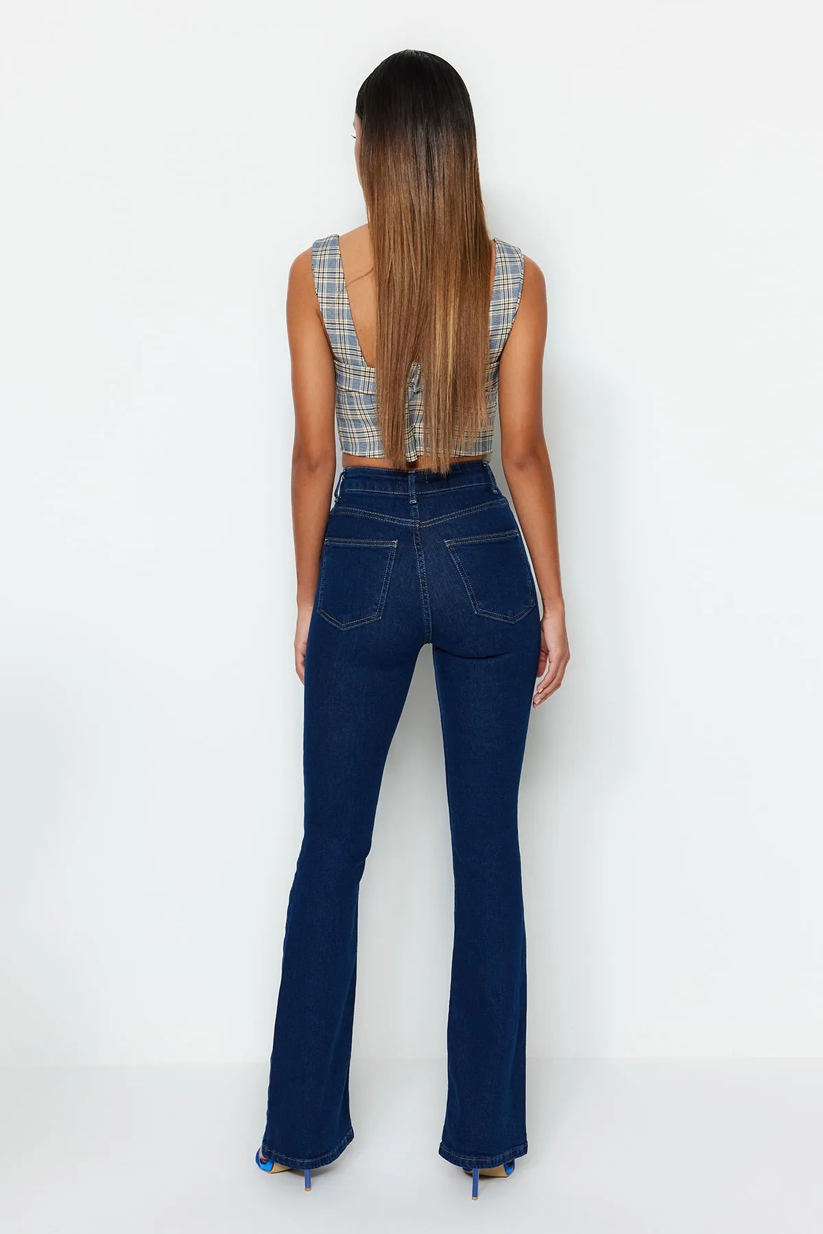 Trendyol Collection  Marineblaue Schlagjeans mit hoher Taille TWOSS23JE00063