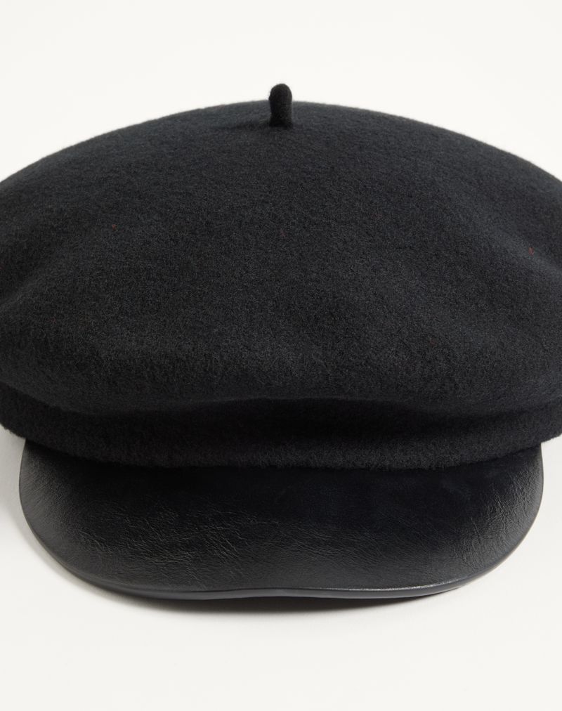 Gorro de lã com assinatura VLogo e aba de couro
