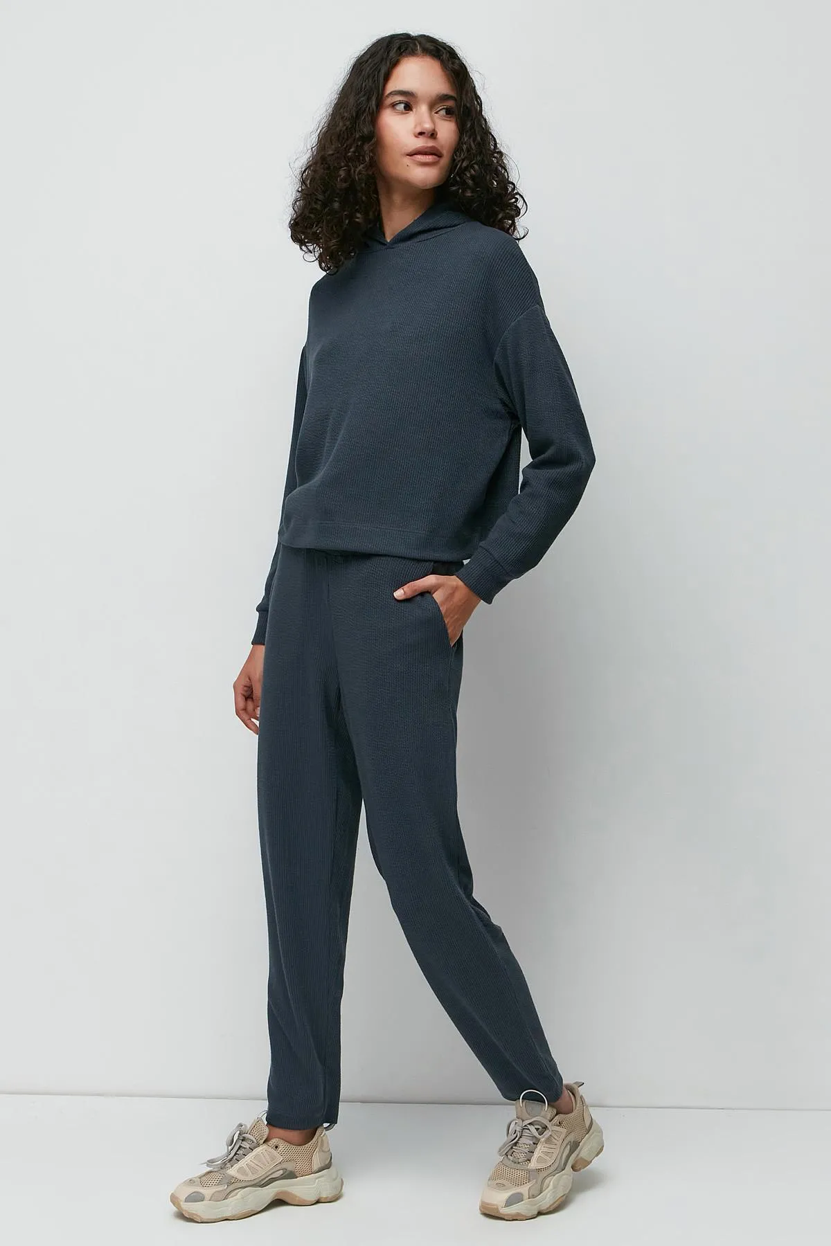 C&City  Geripptes Sweatshirt-Hosen-Set mit Kapuze 9131 Geräuchert
