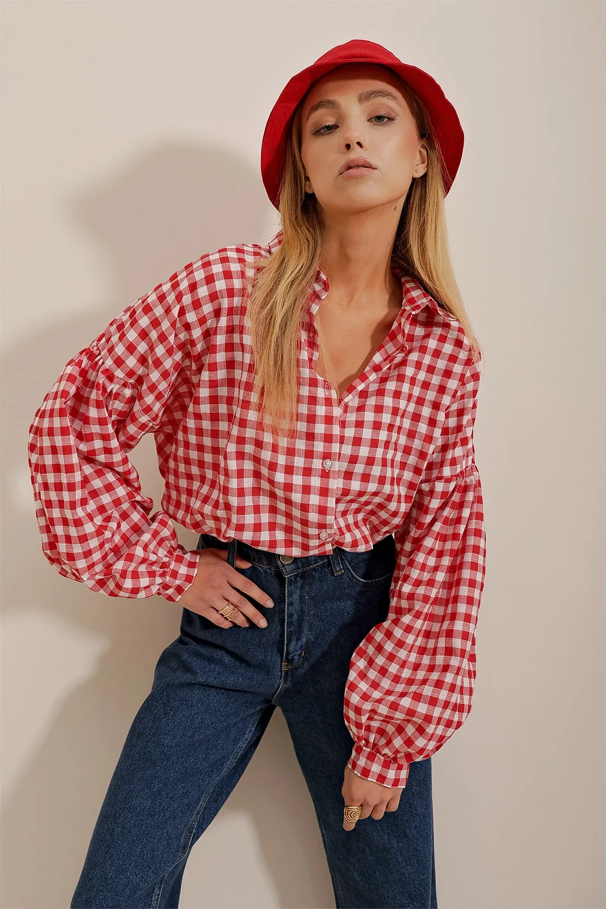 Trend Alaçatı Stili  Damen Oversize Viskose-Hemd mit rotem Nagelpolka-Muster und Ballonärmeln ALC-X6656