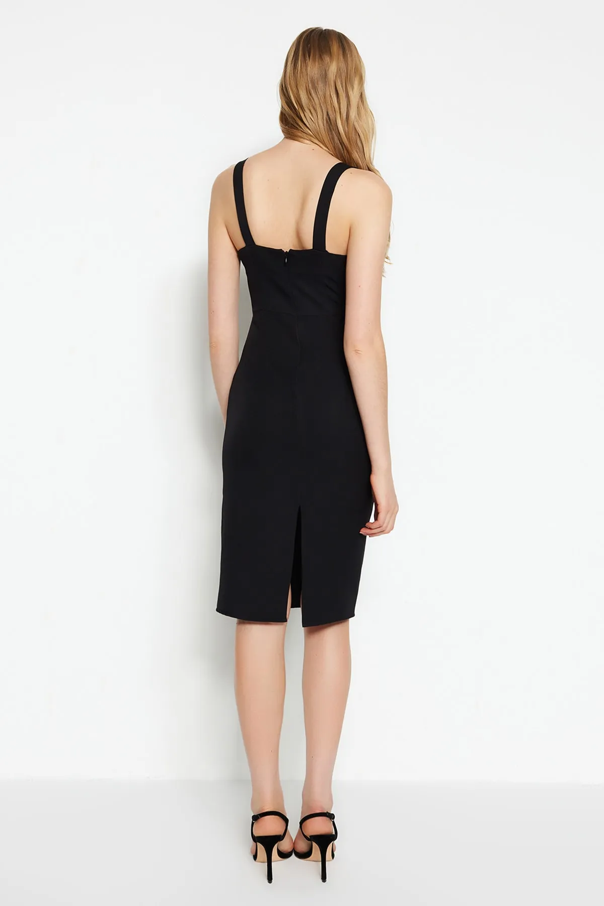 Trendyol Collection  Schwarzes, figurbetontes, gewebtes Midi-Kleid mit Trägerkragen und detailliertem Webmuster TWOSS23EL00622