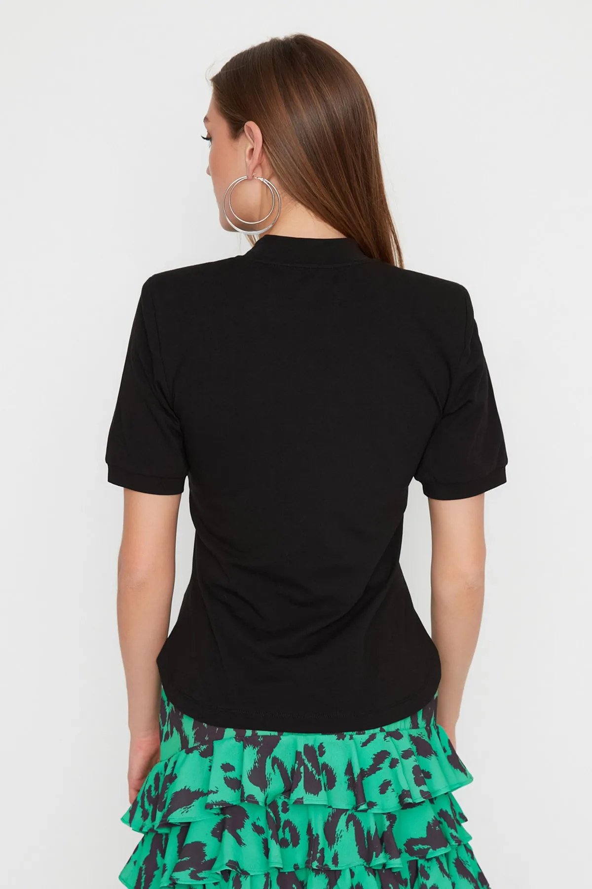 Trendyol Collection  X Sagaza Studio Schwarzes T-Shirt mit Stickerei und Details TPRSS22TS00000