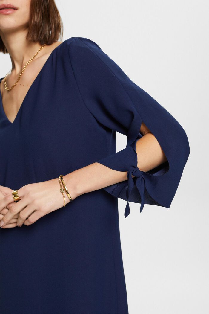 Crêpe-Kleid mit Laser-Cut-Details