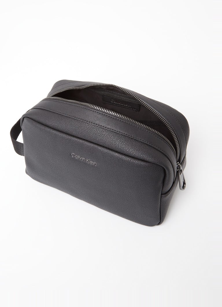 Τσάντα τουαλέτας Calvin Klein Warmth με λογότυπο