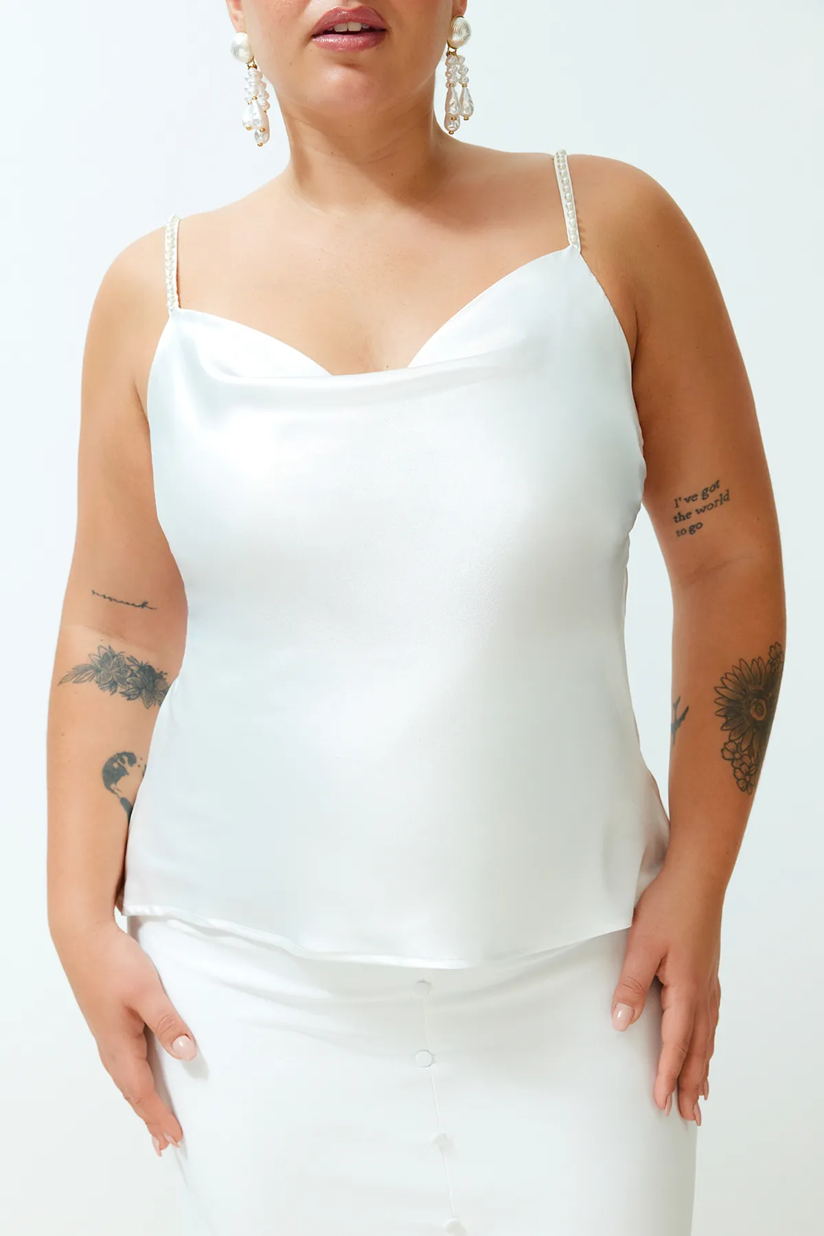 Trendyol Curve  Ecrufarbene Basic-Bluse aus Satin mit tiefem Ausschnitt