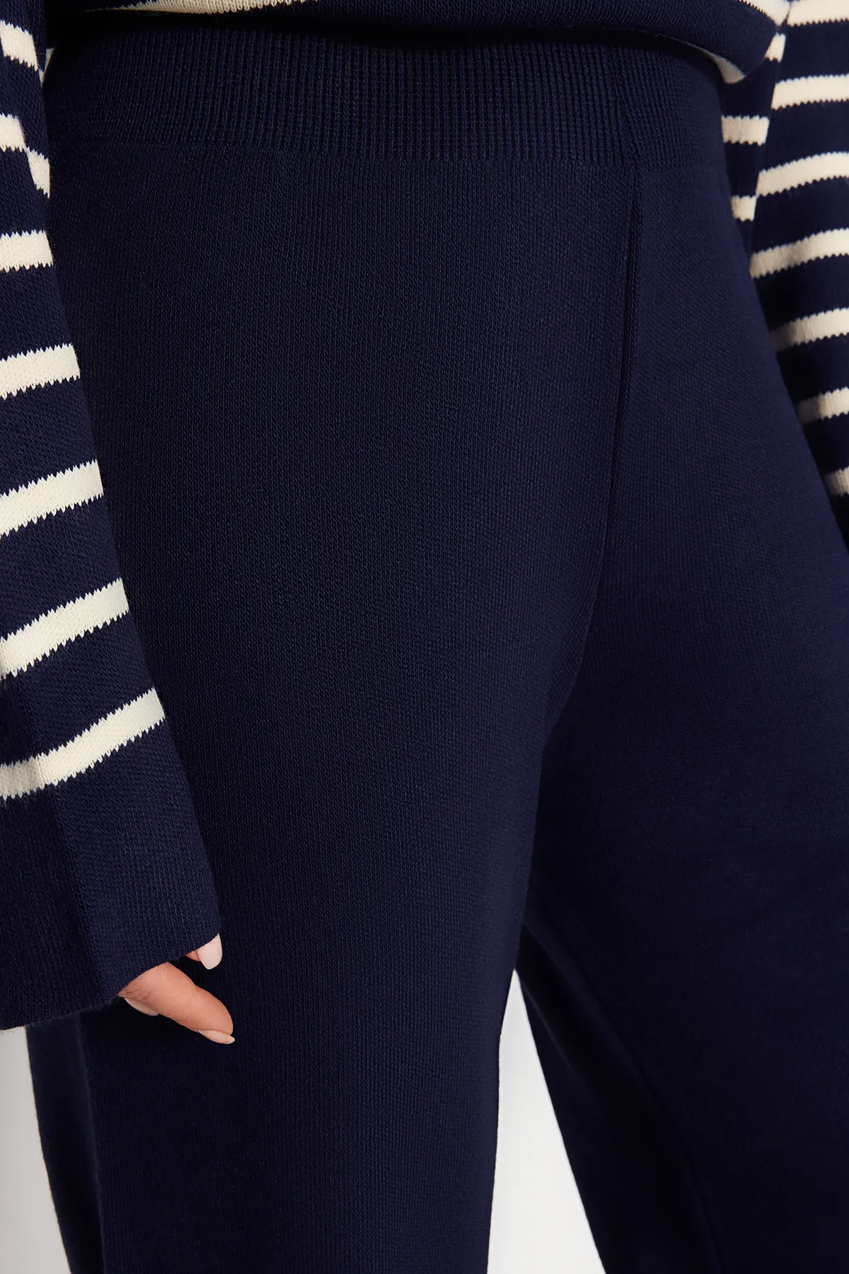 Trendyol Modest  Marineblaues Strickoberteil- und Unterteil-Set mit gestreiftem Kragen und Krawatte, Pullover und Hose TCTAW24US00080
