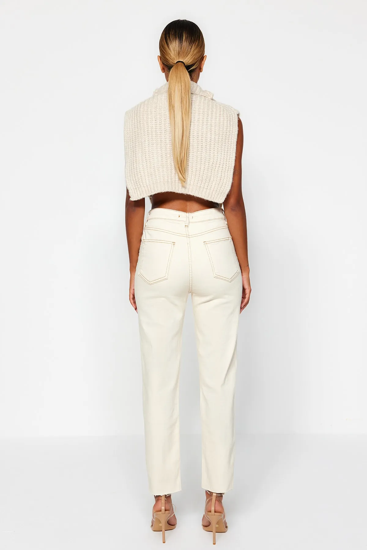 Trendyol Collection  Ecrufarbene, schmale Mom-Jeans mit hoher Taille TWOSS23JE00094
