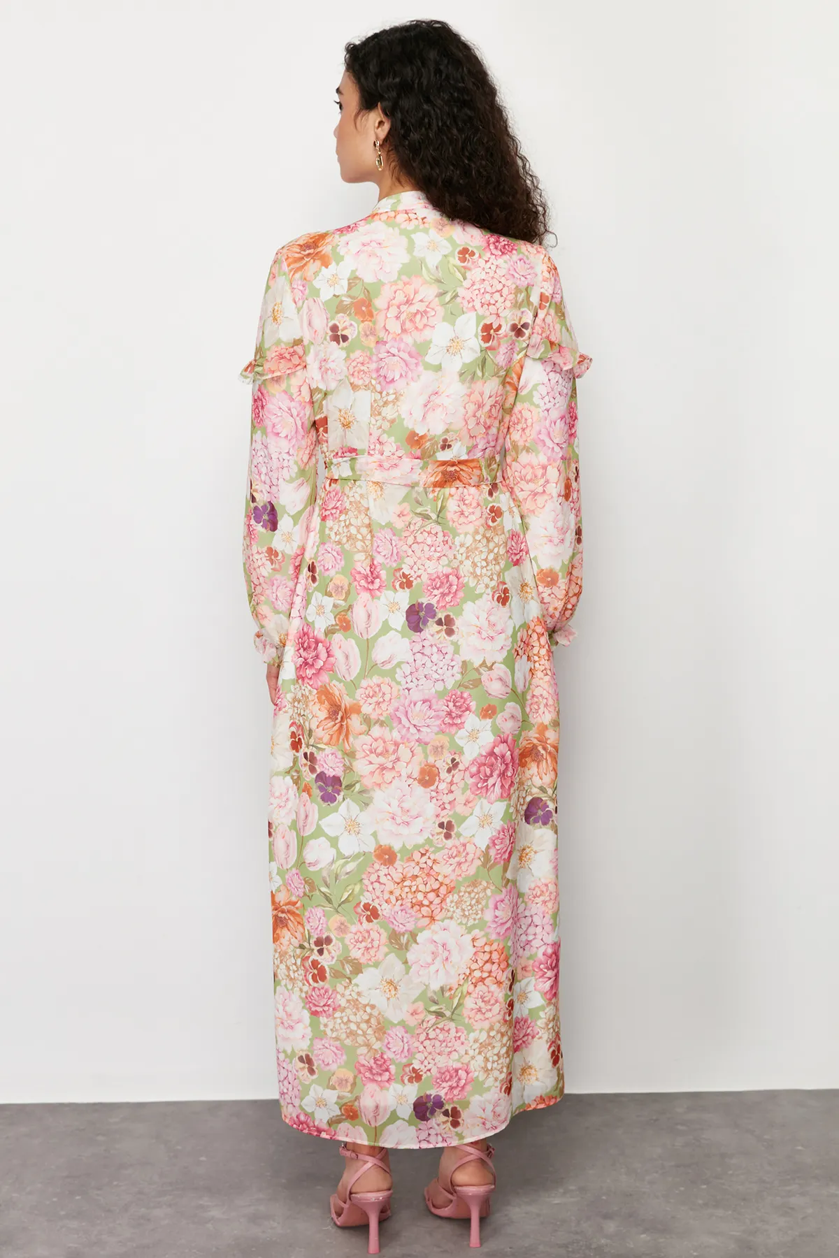 Trendyol Modest  Rosa Kleid aus gewebtem Chiffon mit Blumenmuster, Rüschendetail und Futter TCTSS24EB00003