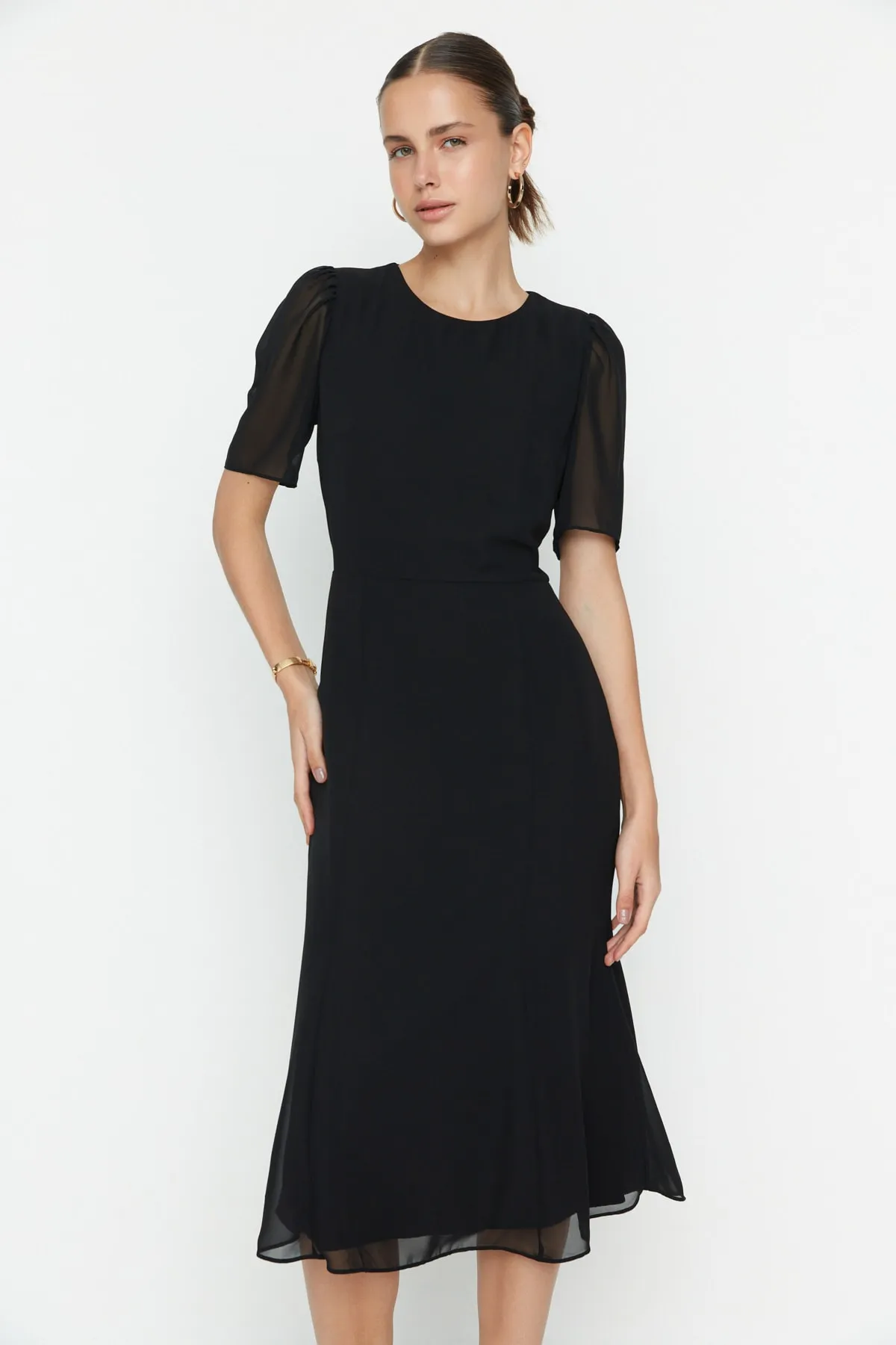 Trendyol Collection  Schwarzes gewebtes Midikleid aus Chiffon mit Volantfutter TWOSS22EL2771