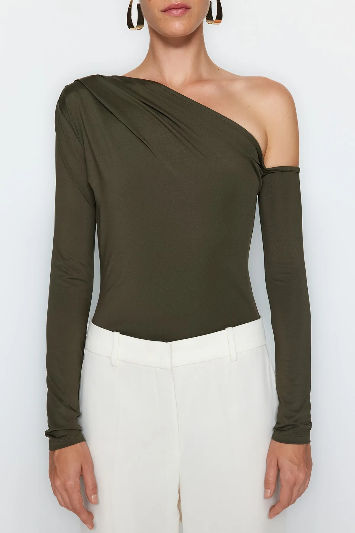 Trendyol Collection  Khakifarbener Strickbody mit asymmetrischem Kragen und langen Ärmeln und Druckknopfverschluss TWOAW22BD0080