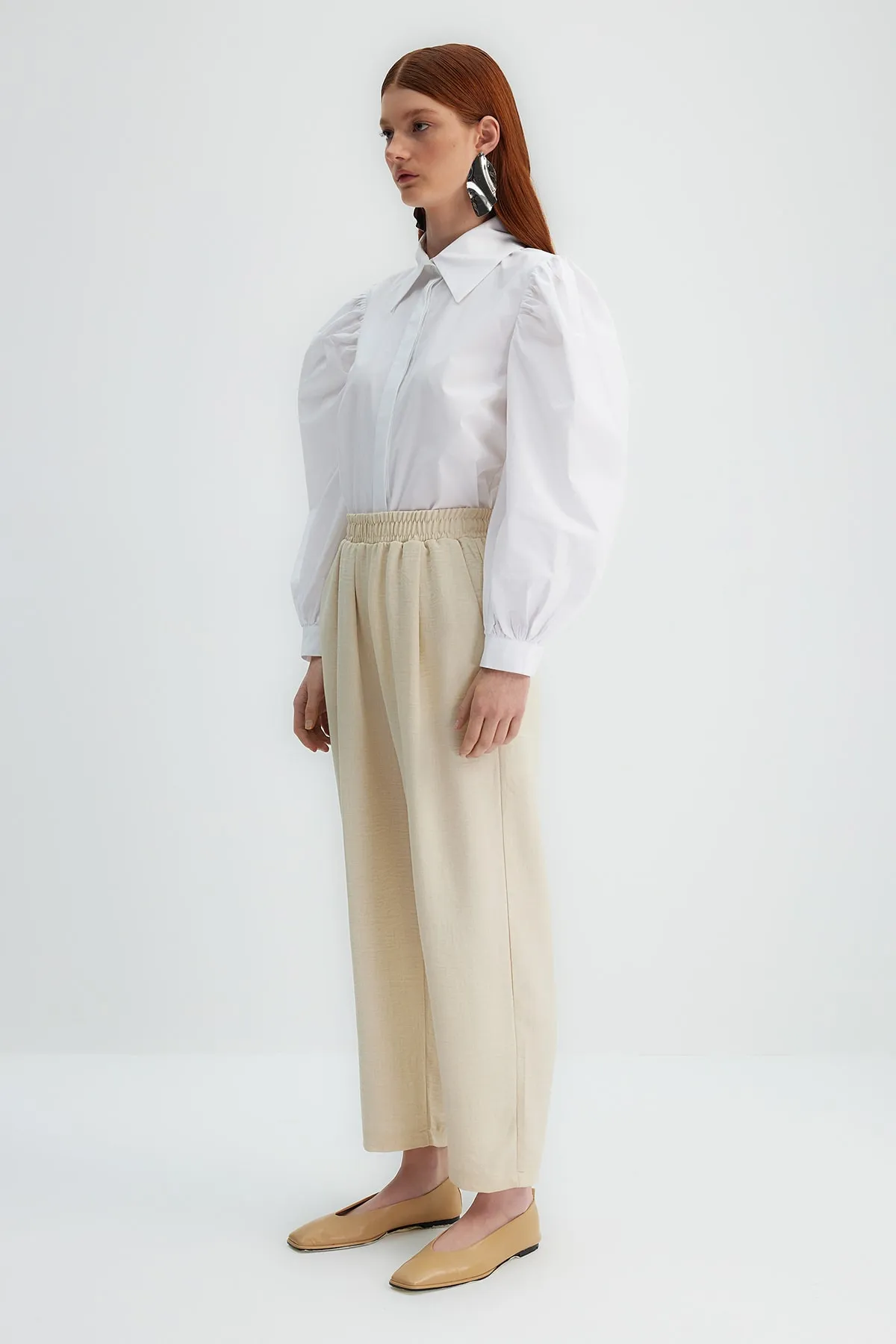 Trendyol Modest  X Kevser Sarıoğlu Beige gewebte Hose mit elastischem Bund TCLSS23TP00007