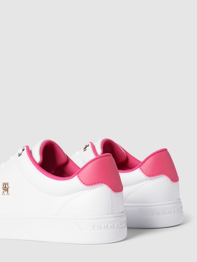 Sneaker mit Label-Detail in weiß