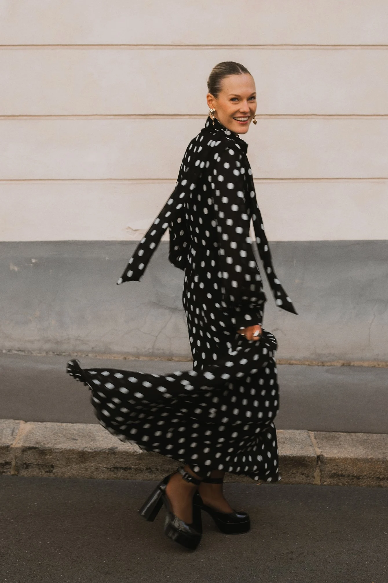 Gepunktetes Maxikleid aus Chiffon