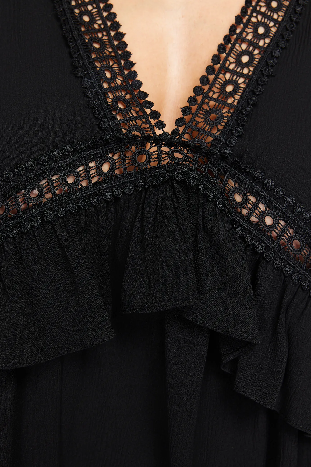 Trendyol Collection  Schwarzes Mini-Strandkleid mit gewebtem Band-Accessoire TBESS21EL2759