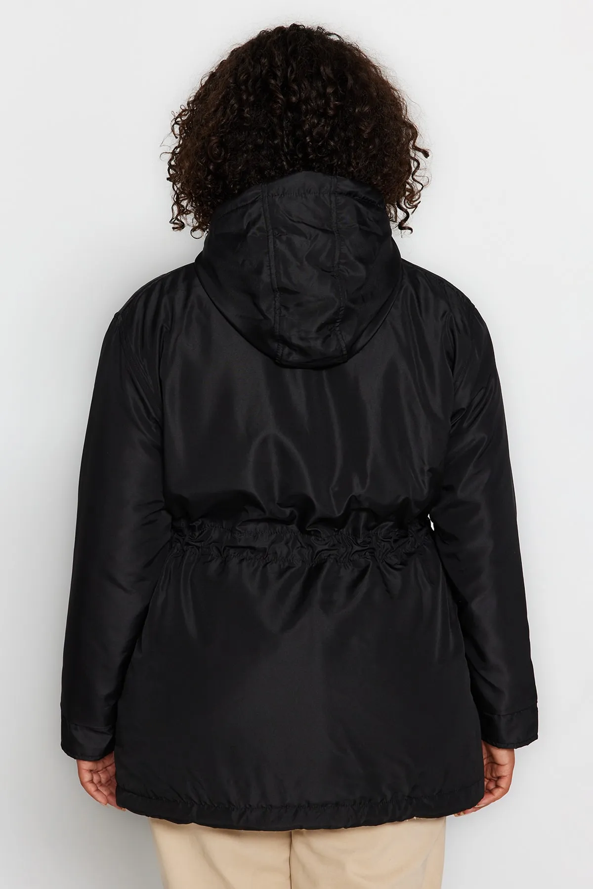 Trendyol Curve  Schwarze Kapuze mit Druckknopf, detaillierte Tasche im Plüschmantel TBBAW23KB00000