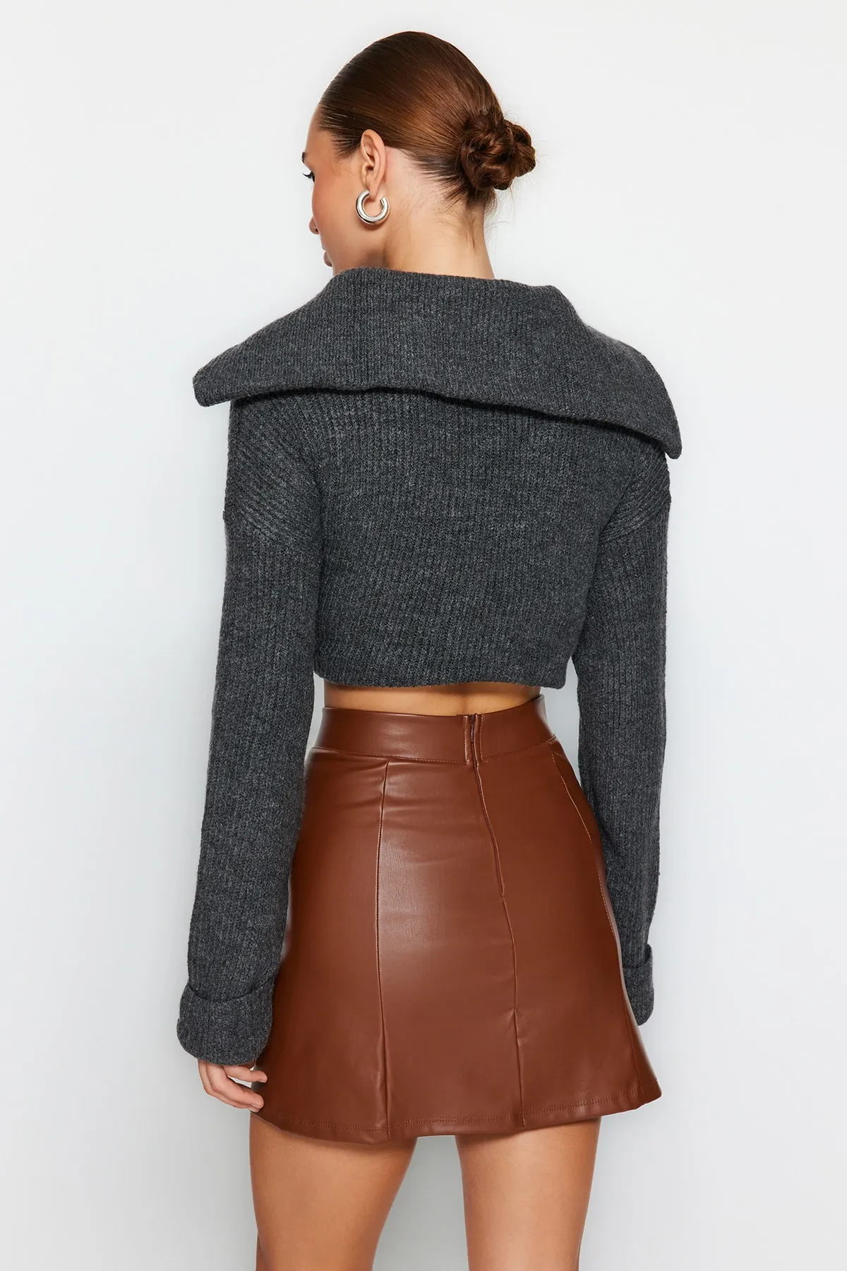 Trendyol Collection  Brauner Mini-Strickrock aus Kunstleder mit hoher Taille TWOAW24ET00154