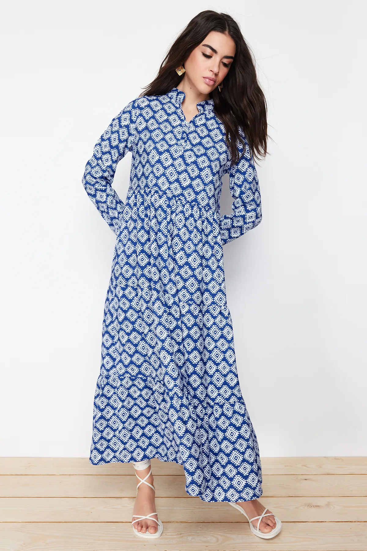 Trendyol Modest  Saks-Gürtelrock, Volant, Blumenmuster, gefüttertes Webkleid TCTSS23EB00111