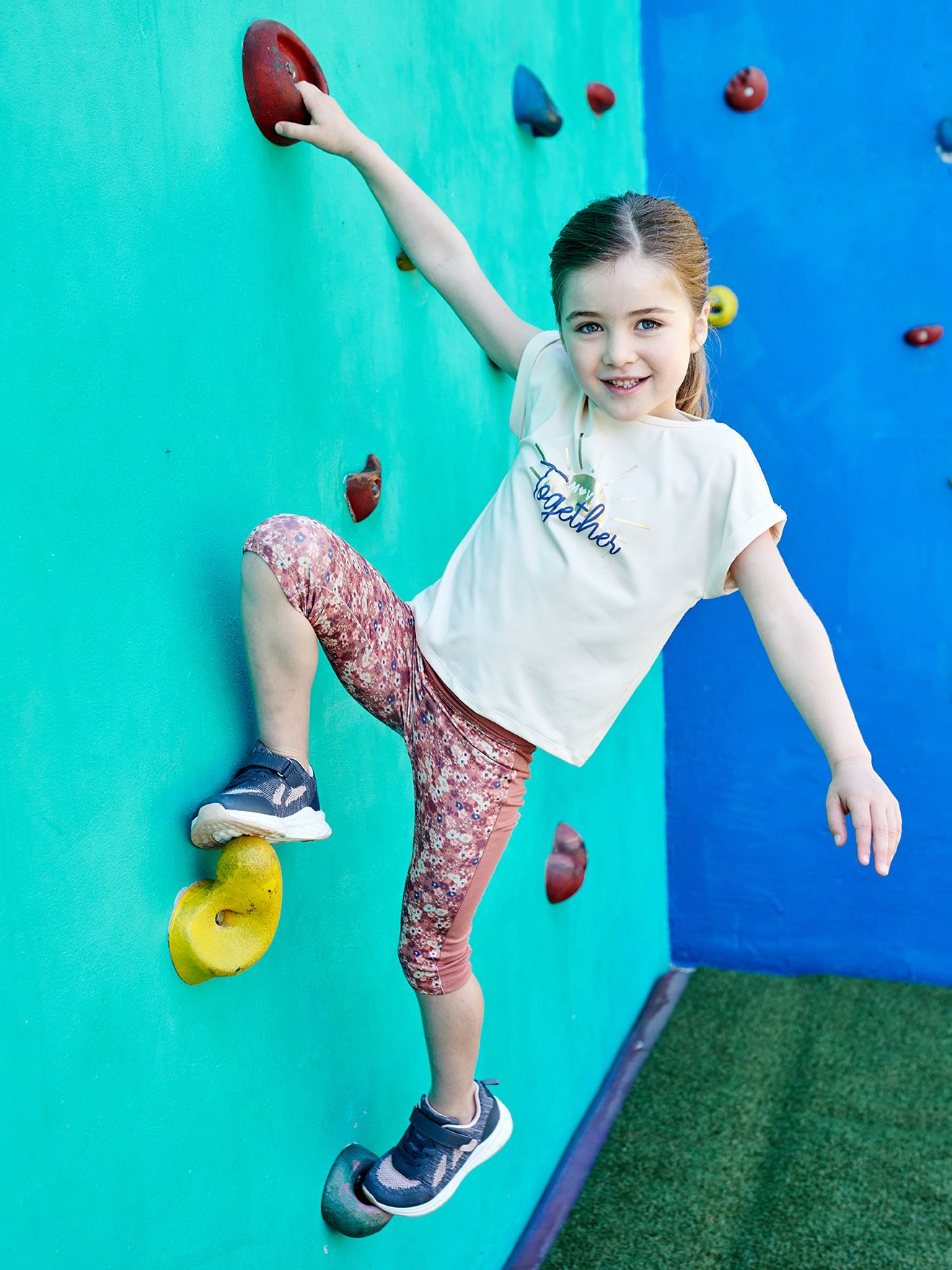 Ensemble de sport t-shirt et corsaire fille motif 