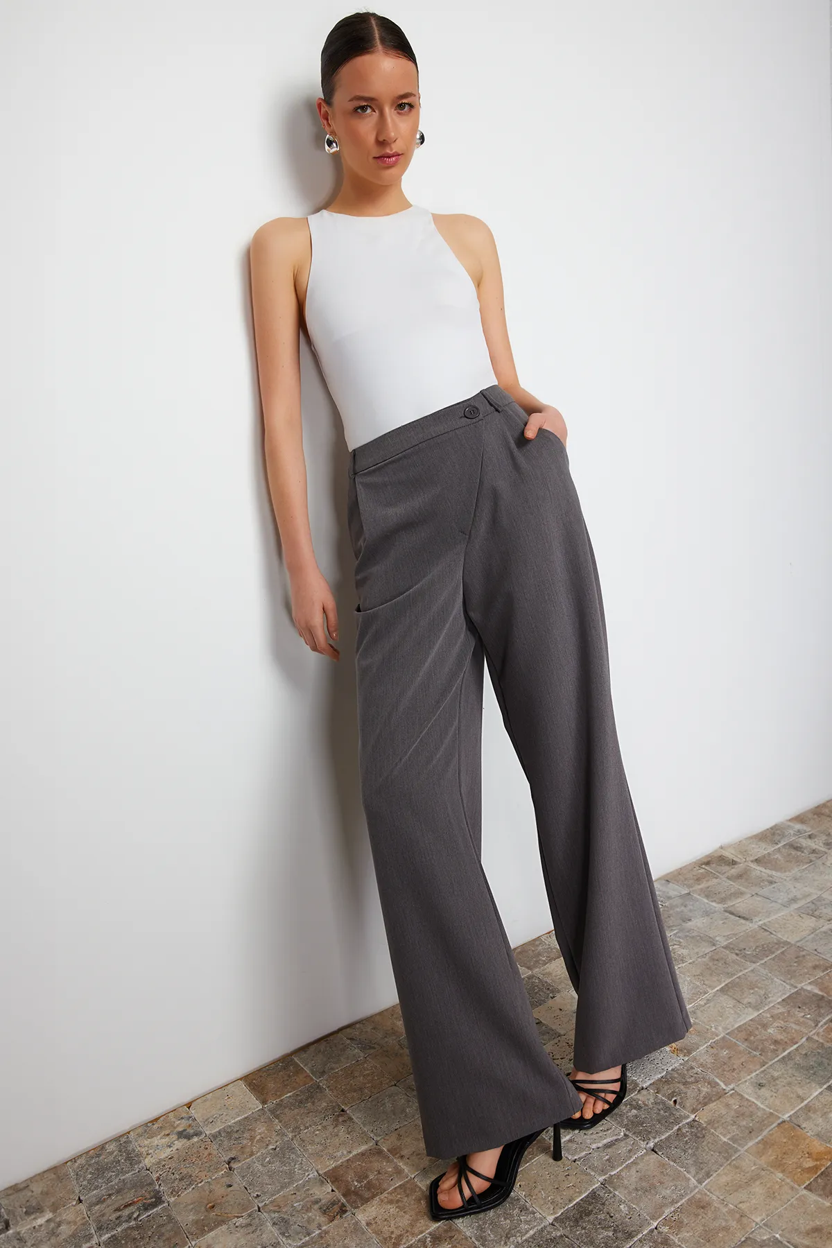 Trendyol Collection  Graue Webhose mit weitem Bein und Kreuzverschluss TWOSS24PL00112