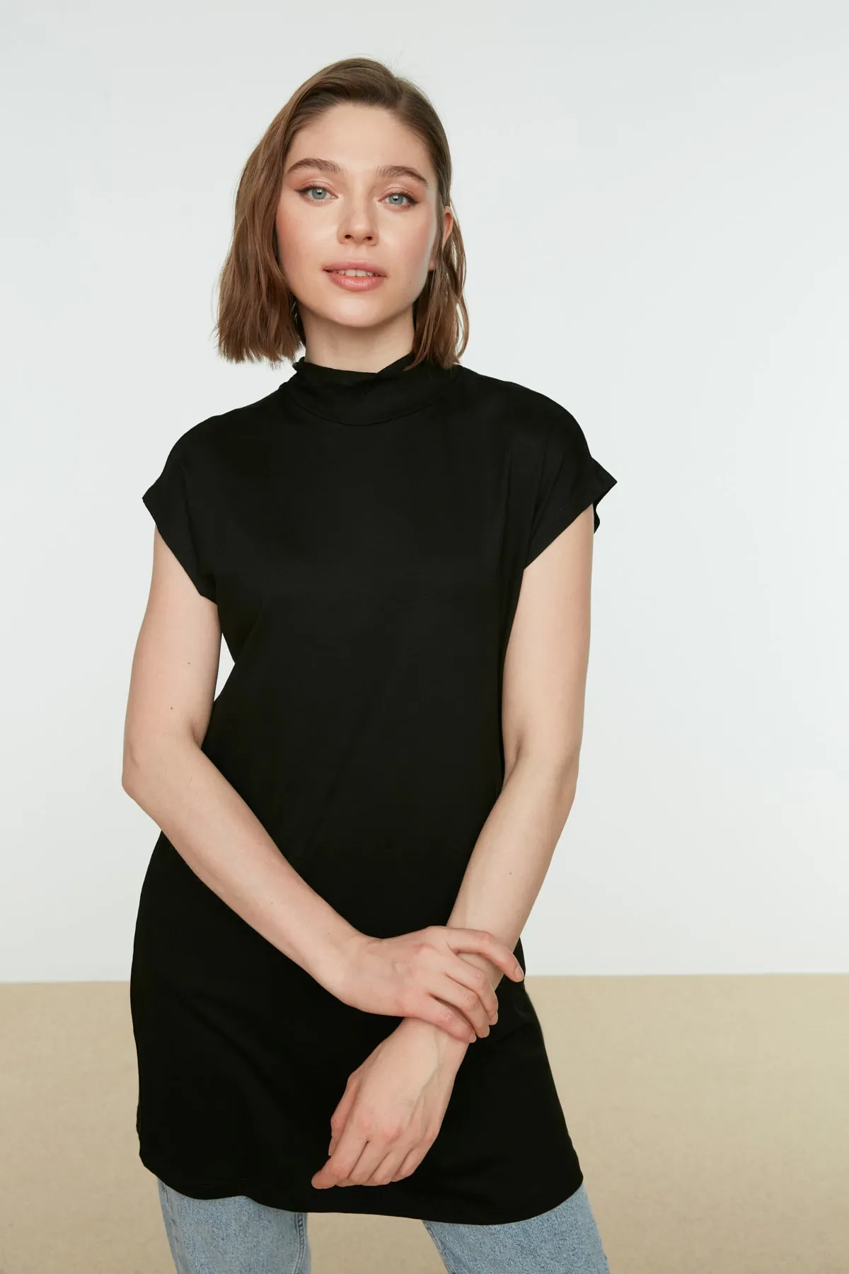 Trendyol Modest  Schwarz-weißes 2er-Pack ärmellose Unterwäsche-Liner-Tunika mit Stehkragen TCTSS21UK0033