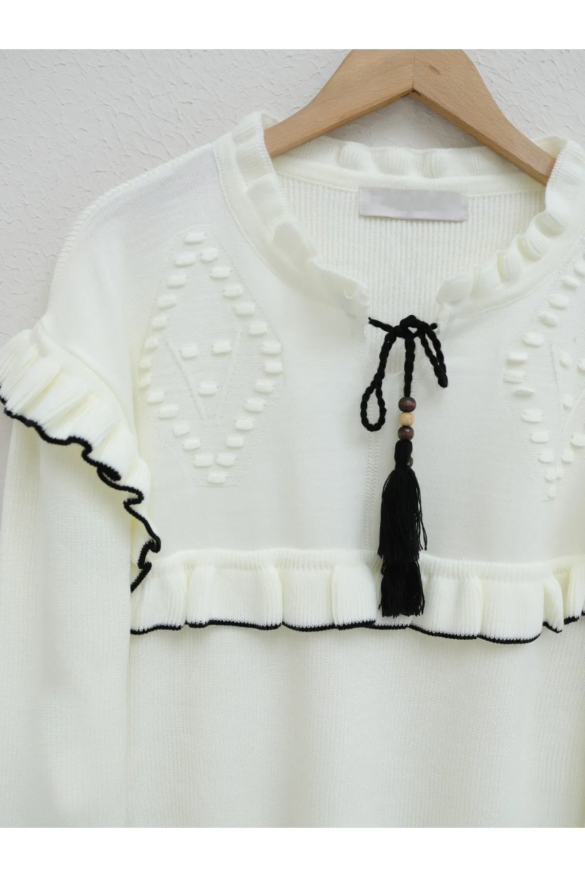 Modamorfo  Strickset mit Schnürkragen und Rüschen vorne und an den Schultern