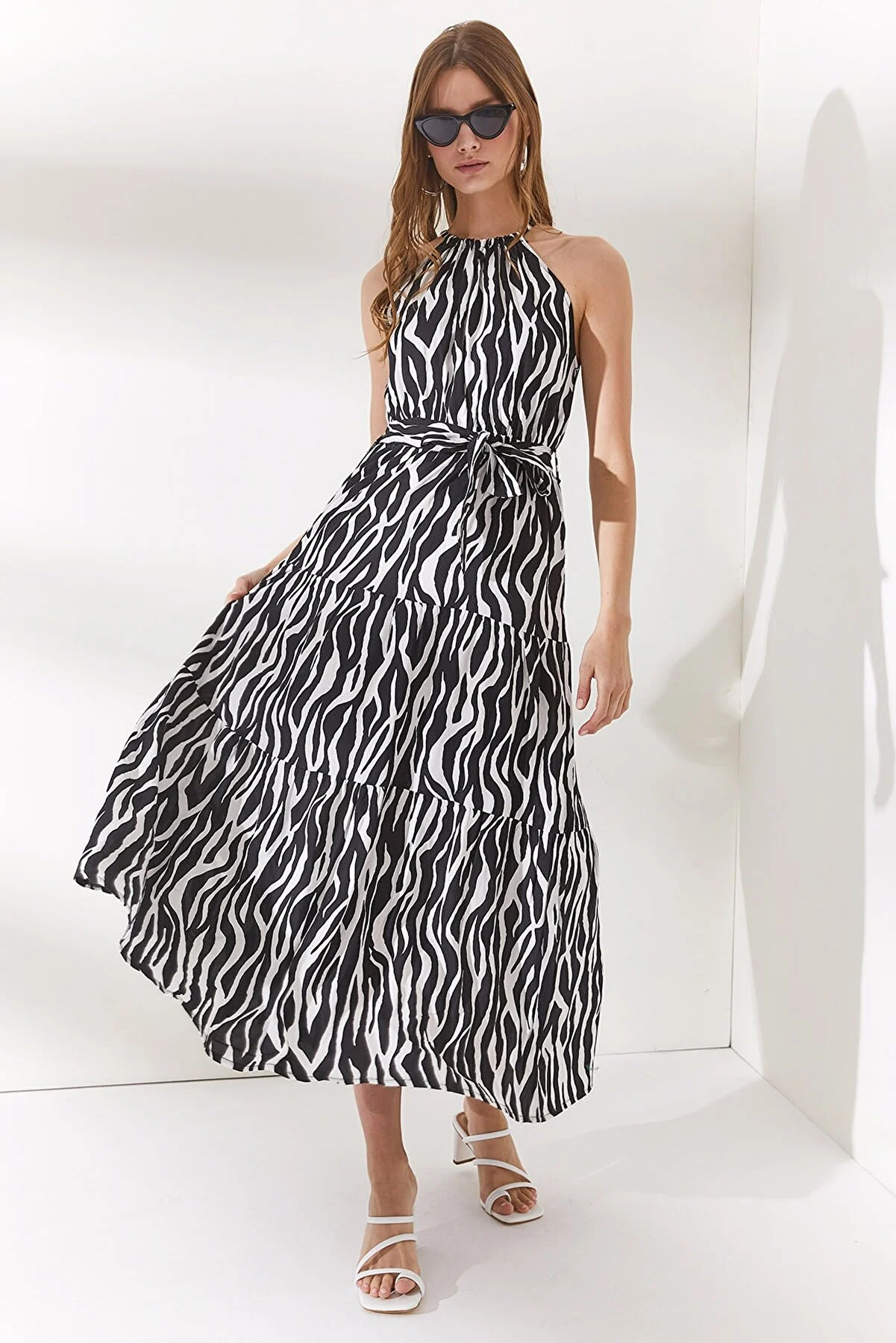 Olalook  Damen-Kleid aus gewebtem Viscon mit Zebramuster und Neckholder-Kragen und Gürtel in Schwarz ELB-19001548