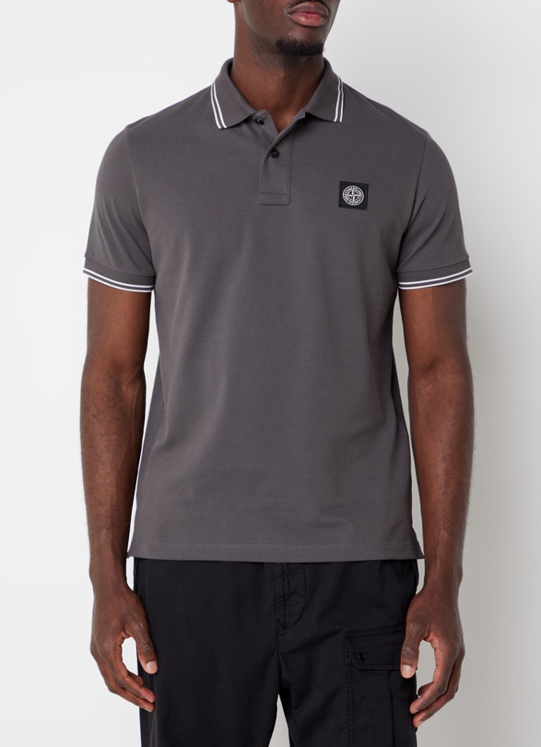 Camisa polo Stone Island 2SC18 slim fit em algodão piqué com logo e punhos com detalhes contrastantes.