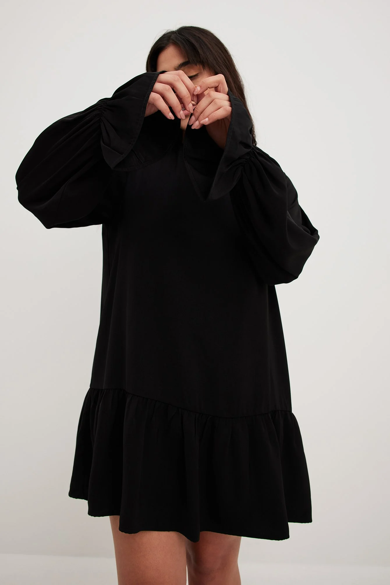 Minikleid mit offenem Rücken und Ärmeldetail