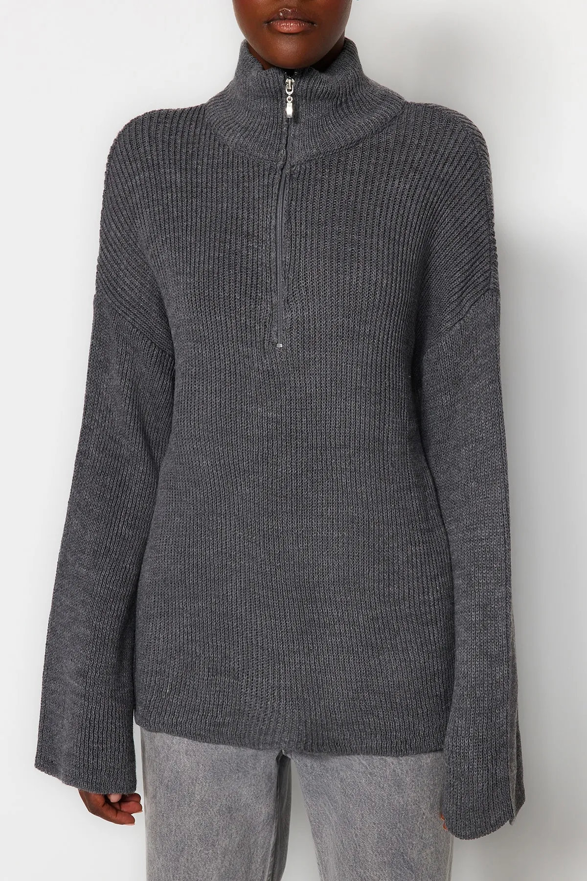 Trendyol Collection  Anthrazitfarbener Strickpullover mit breitem Muster und Reißverschluss und hohem Kragen TWOAW24KZ00507