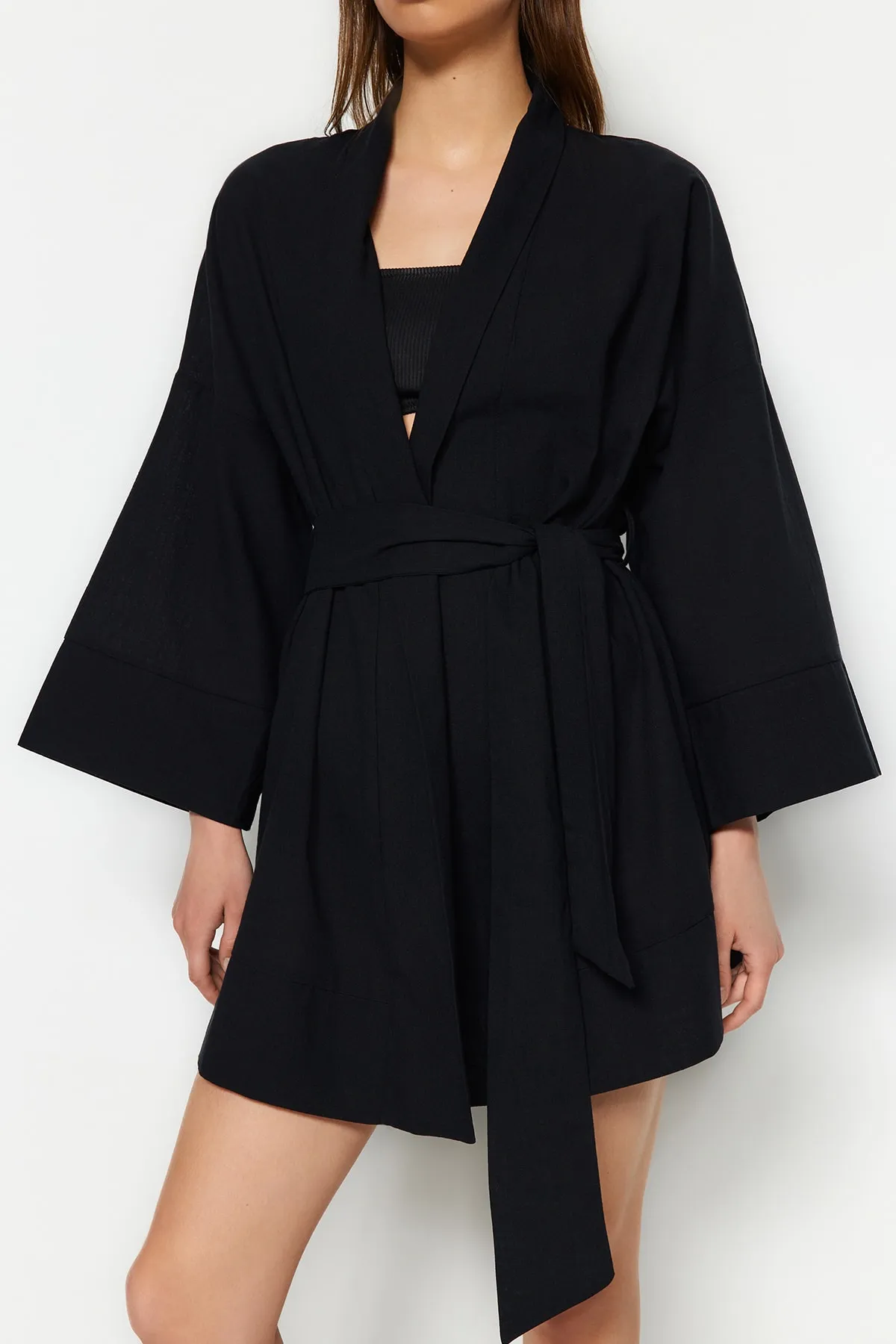Trendyol Collection  Schwarzer Mini-Kimono und Kaftan aus 100 % gewebter Baumwolle mit Gürtel TBESS23KM00080