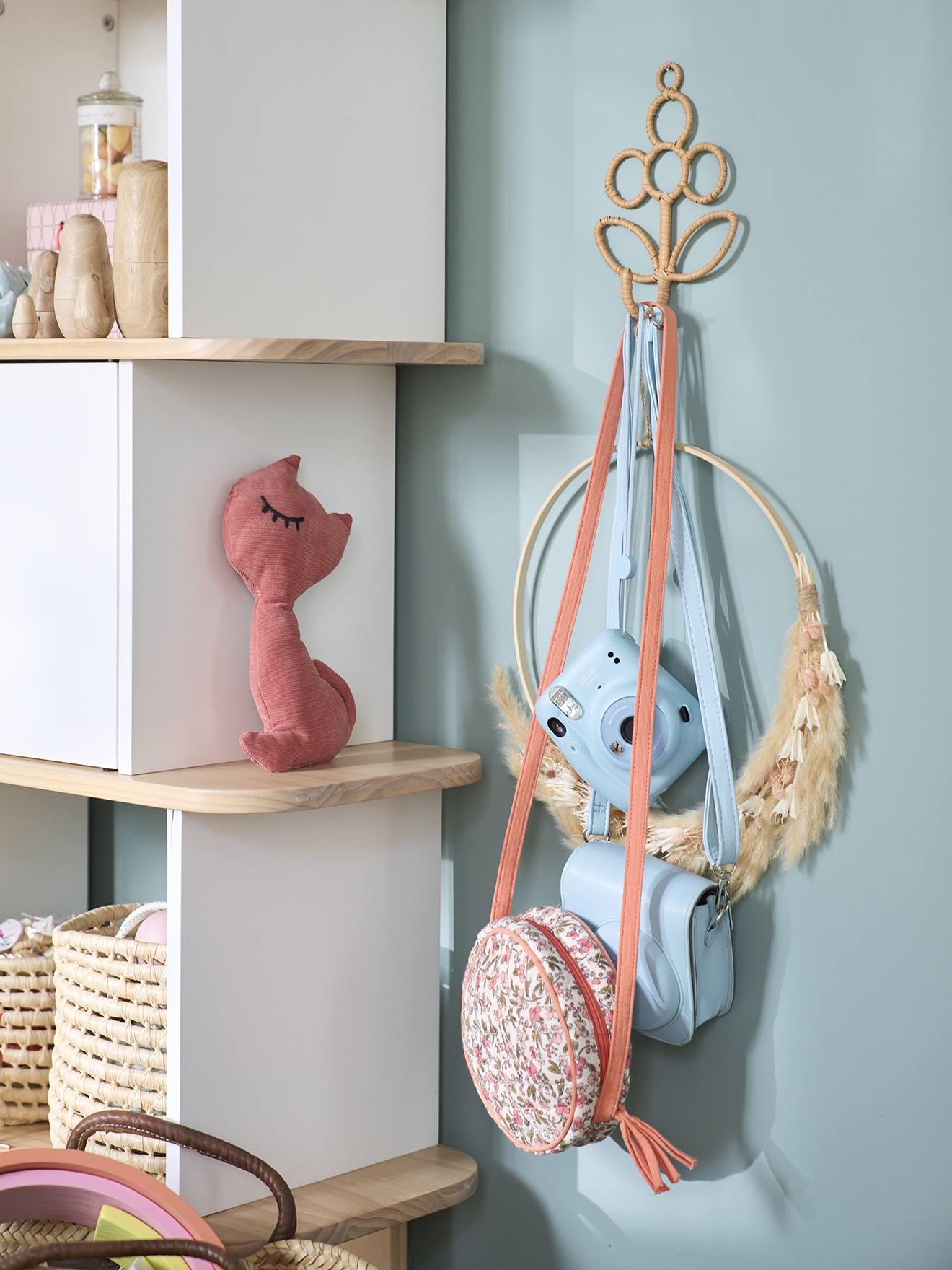 Patère en rotin fleur beige