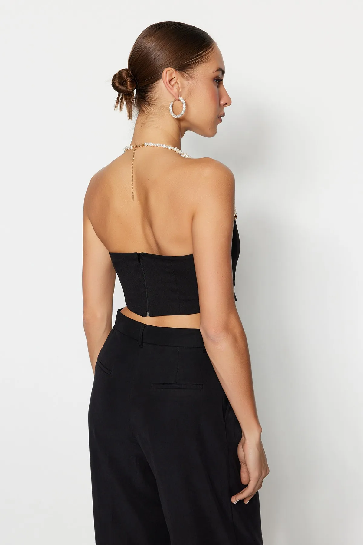 Trendyol Collection  Schwarzes Crop-Bustier mit gewebten Accessoires TPRSS23BS00018