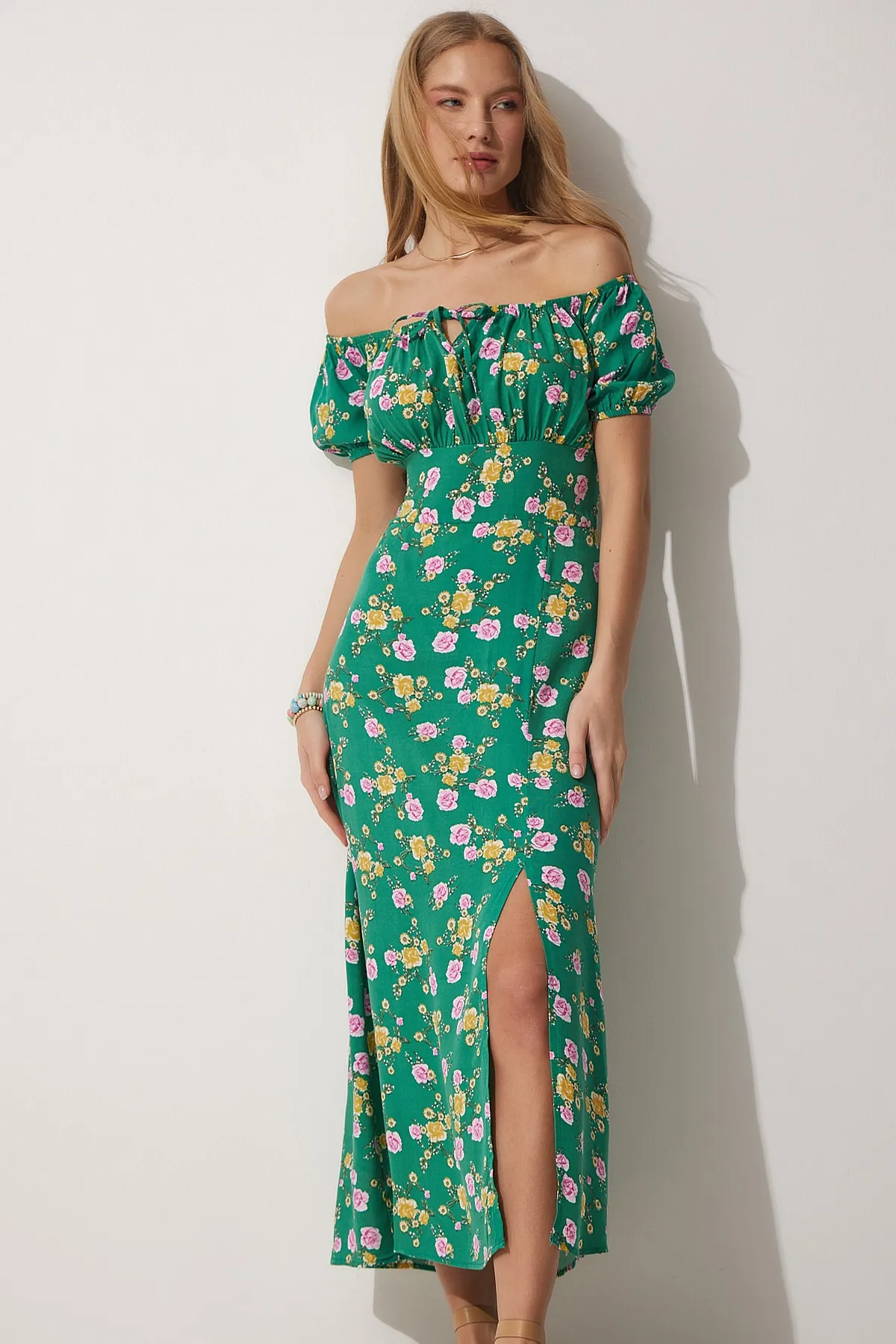 Happiness İstanbul  Grünes, florales, gerafftes, langes Viskose-Sommerkleid für Damen DK00143