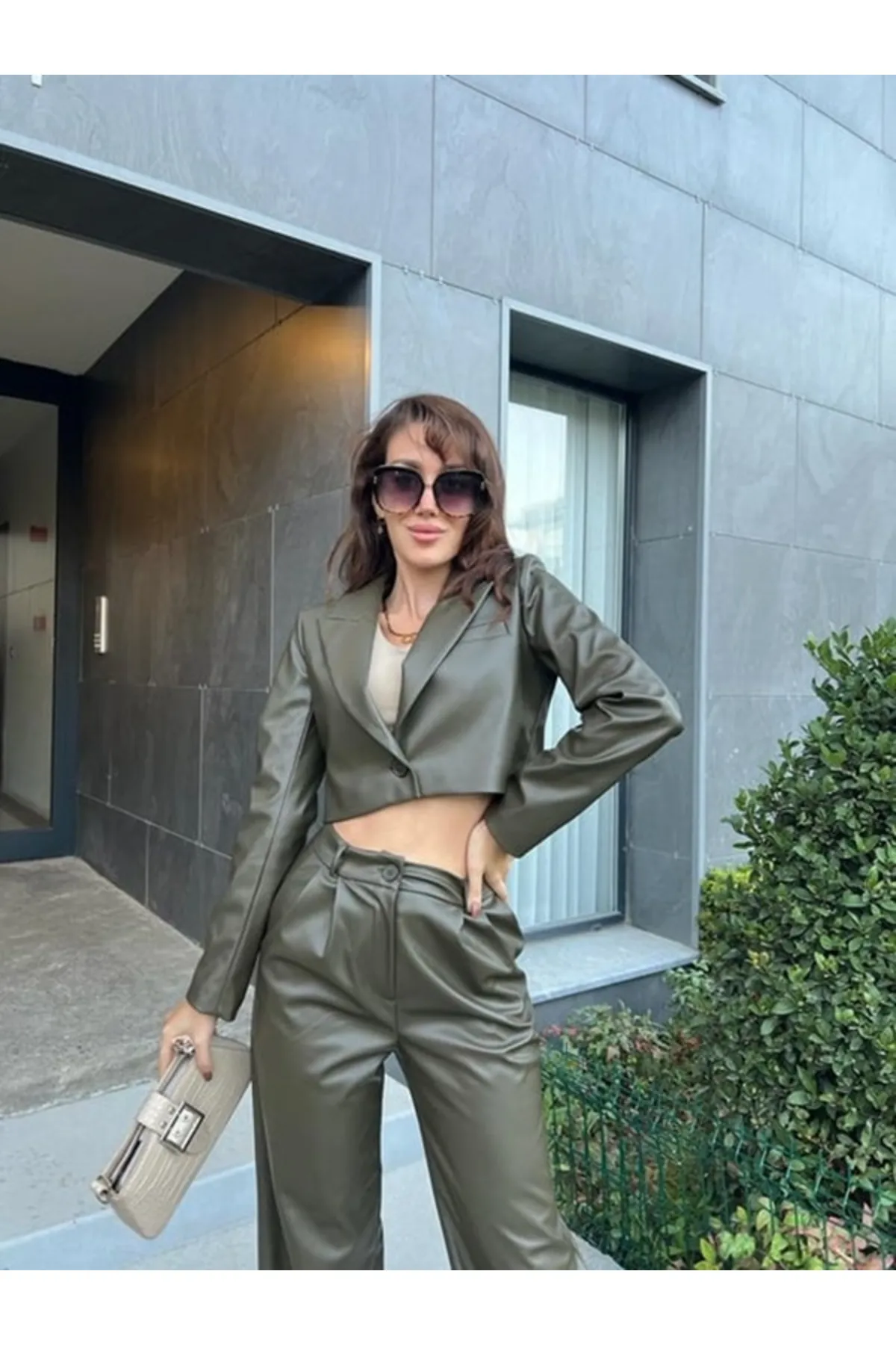 My Blog  Khakifarbenes, kurz geschnittenes Leder-Blazer-, Jacken- und Hose-Set mit einem Knopf