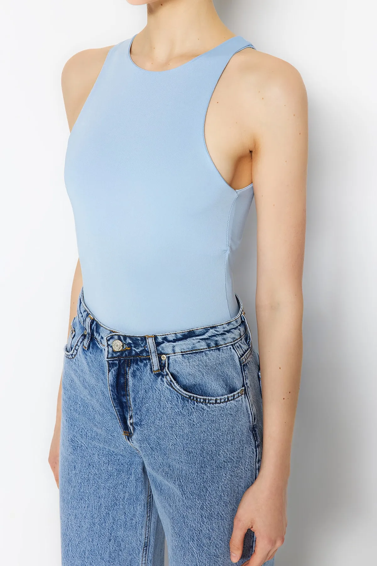 Trendyol Collection  Blauer Neckholder-Body aus dehnbarem Strick mit Druckknöpfen TWOSS20BD0044