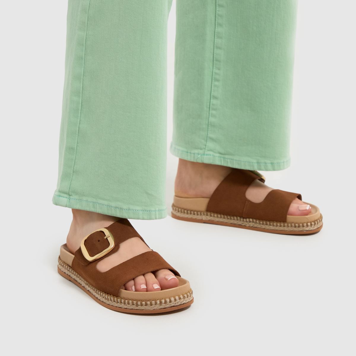 Schuh Tish velúr csatos szandál barna színben
