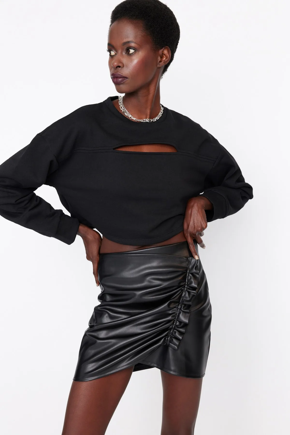Trendyol Collection  Schwarzer geraffter Kunstlederrock TWOAW23ET00335