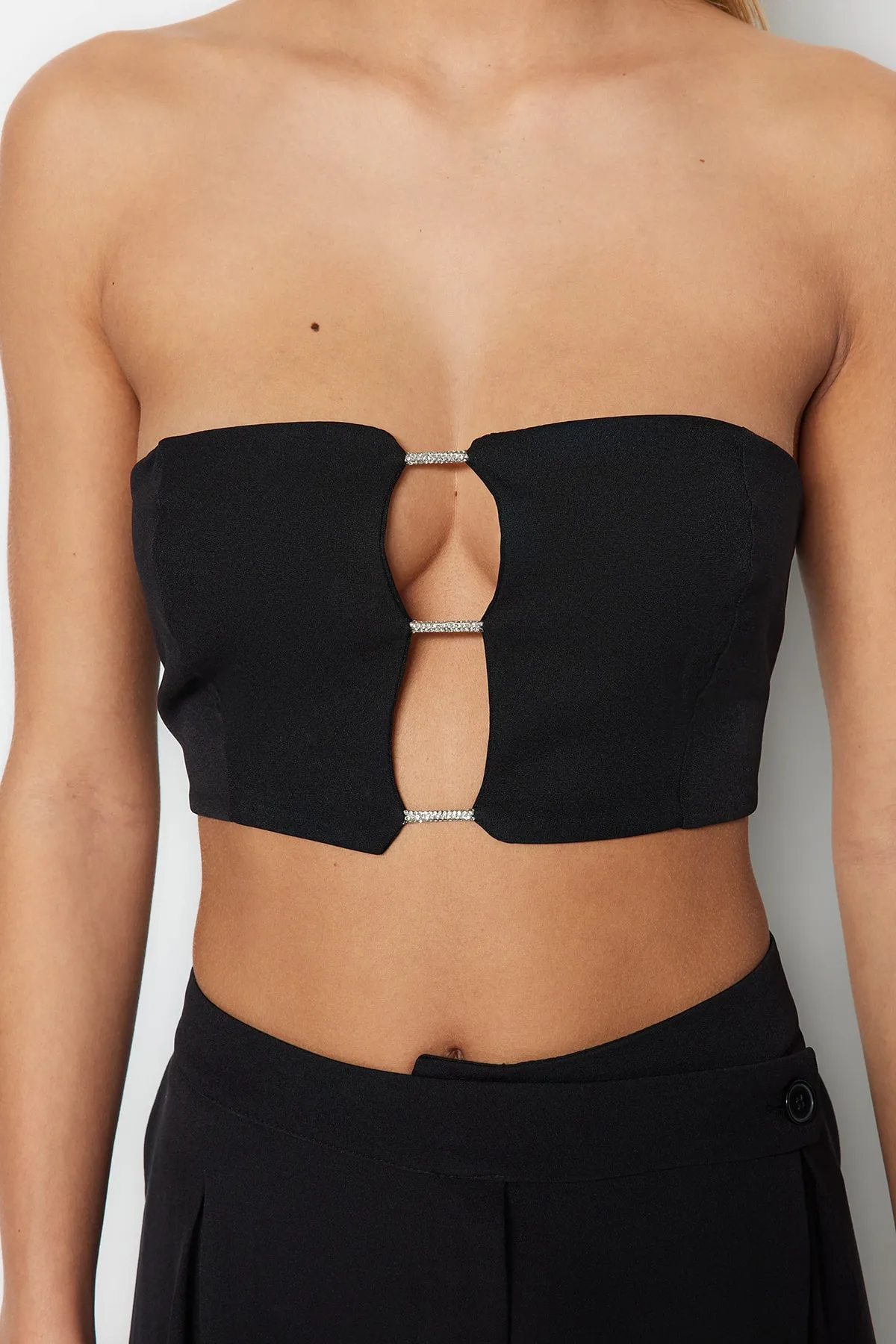 Trendyol Collection  Schwarzes, bauchfreies, gefüttertes, gewebtes, glänzendes Stein-Bustier mit Fenster/Ausschnitt und detailliertem Ausschnitt TPRSS23BS00026