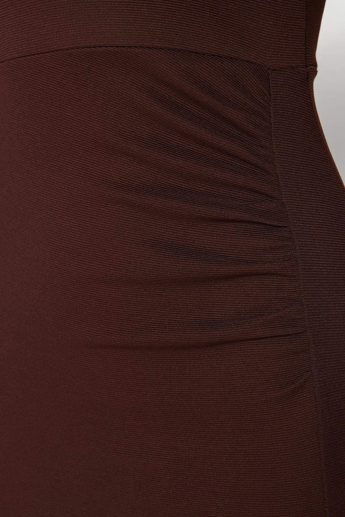 Trendyol Collection  Braunes, osmanisches, gerafftes, detailliertes, tailliertes, flexibles Strickkleid mit Minischlitz TWOAW24EL00226
