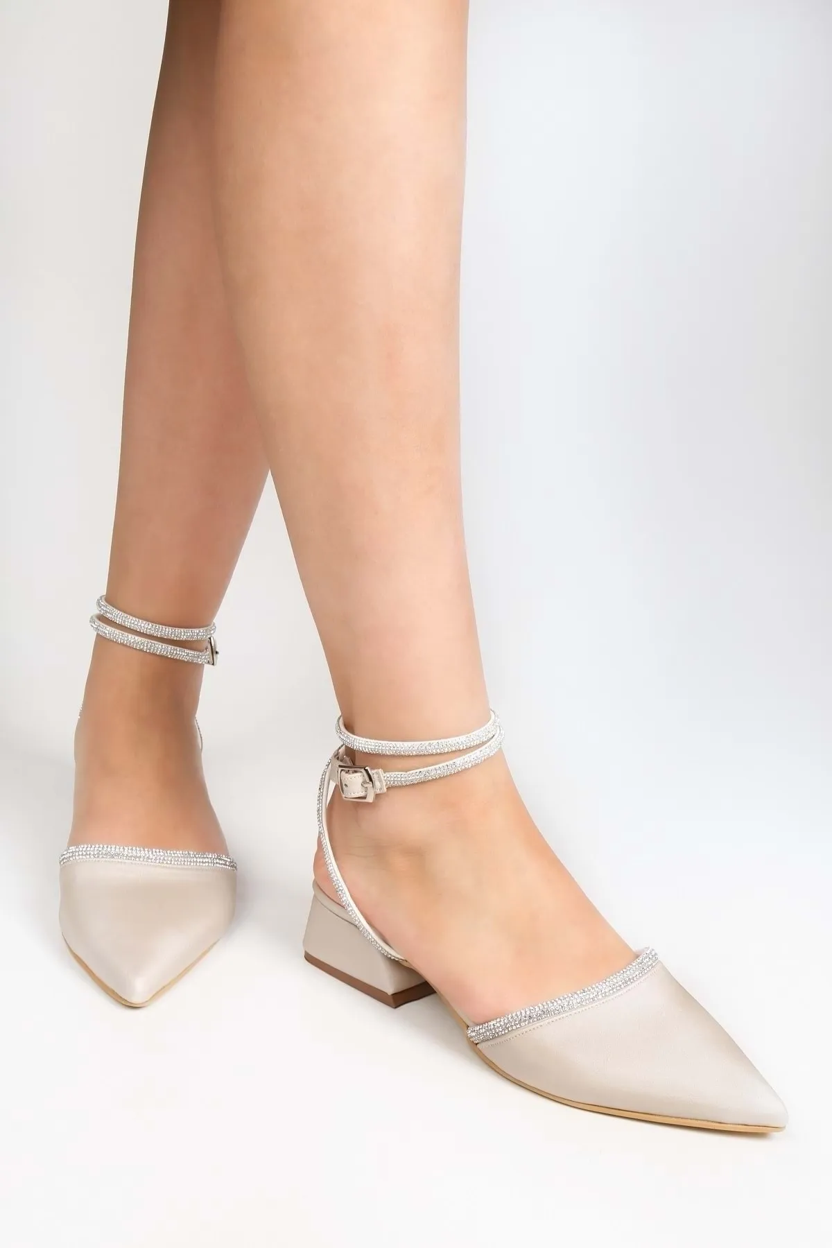 Shoeberry  Damen-Schuhe Yune Ten aus satiniertem Stein mit Absatz