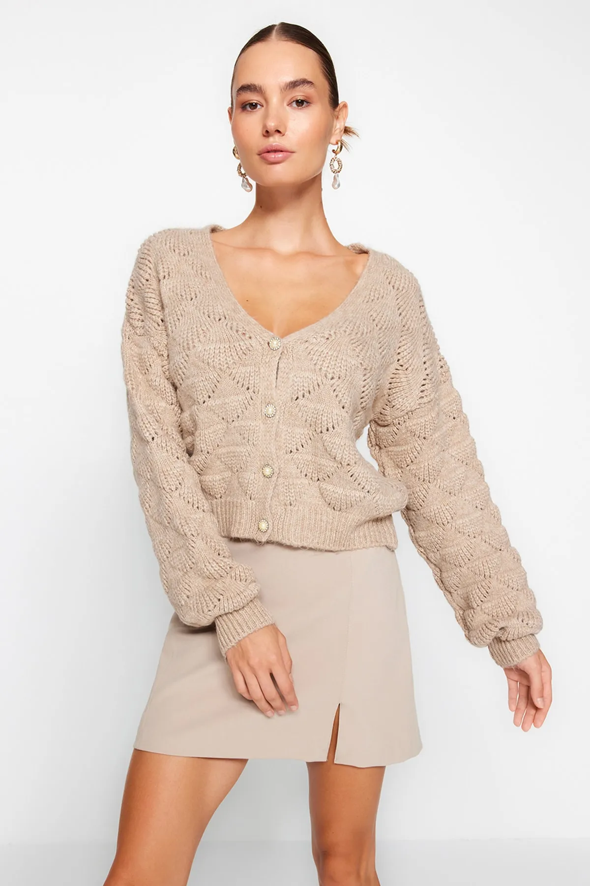 Trendyol Collection  Nerzfarbene Strickjacke mit Lochmuster TWOAW24HI00311