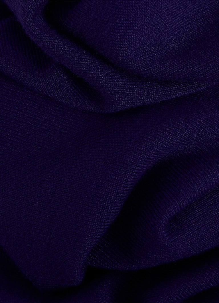 Tricou Cristine de la Phase Eight, confecționat din material tricotat subțire și elastic.
