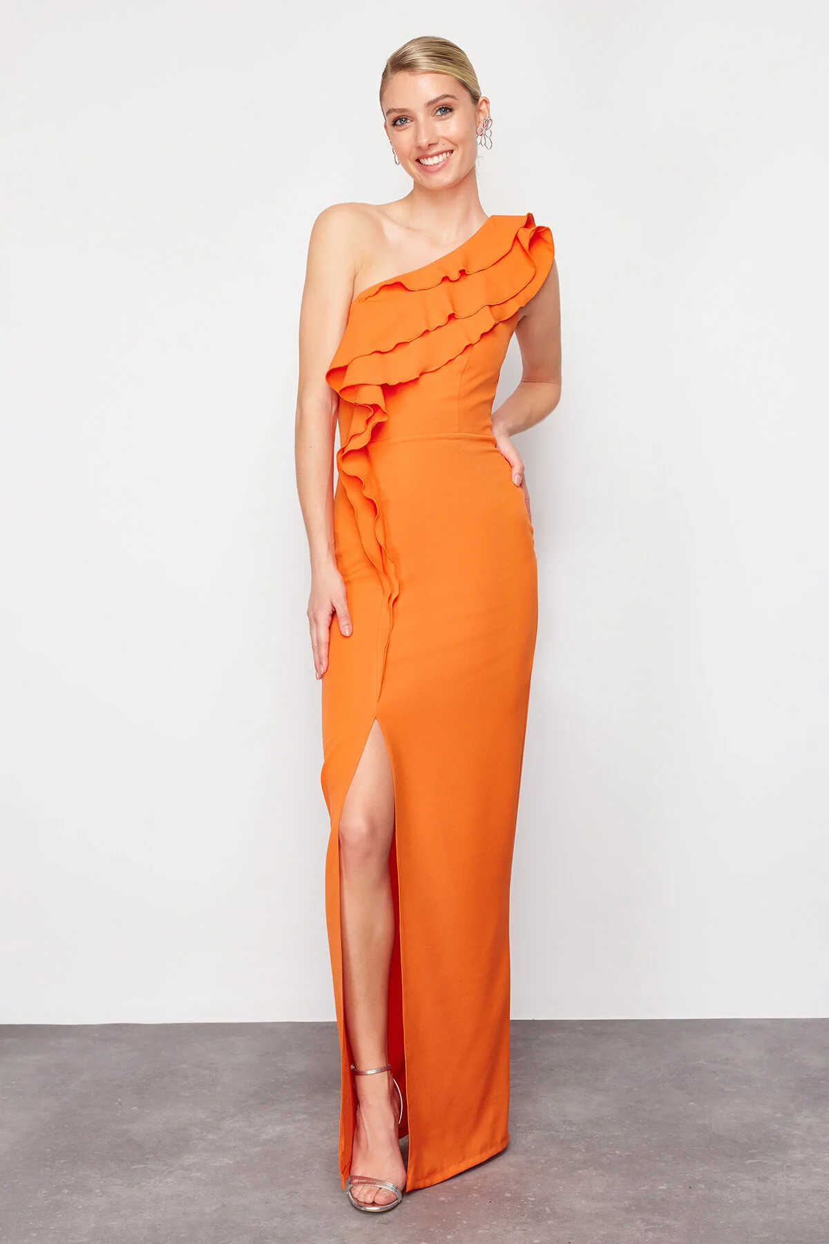 Trendyol Collection  Orangefarbenes, langes Abendkleid aus gewebtem Stoff mit Volants und einem Ärmel TPRSS24AE00130
