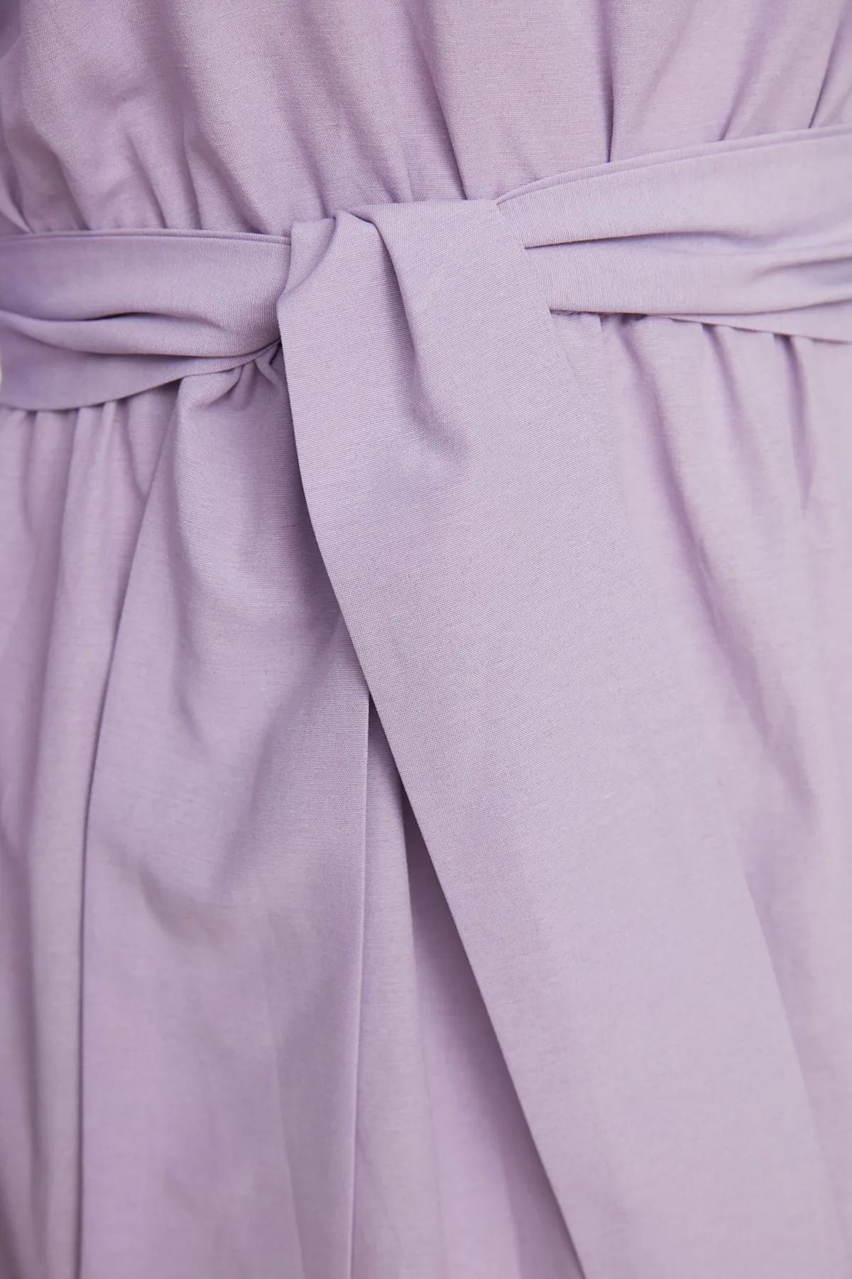 Trendyol Modest  Lila gewebtes Kleid mit Rundhalsausschnitt und Taillengürtel TCTSS21EL3330