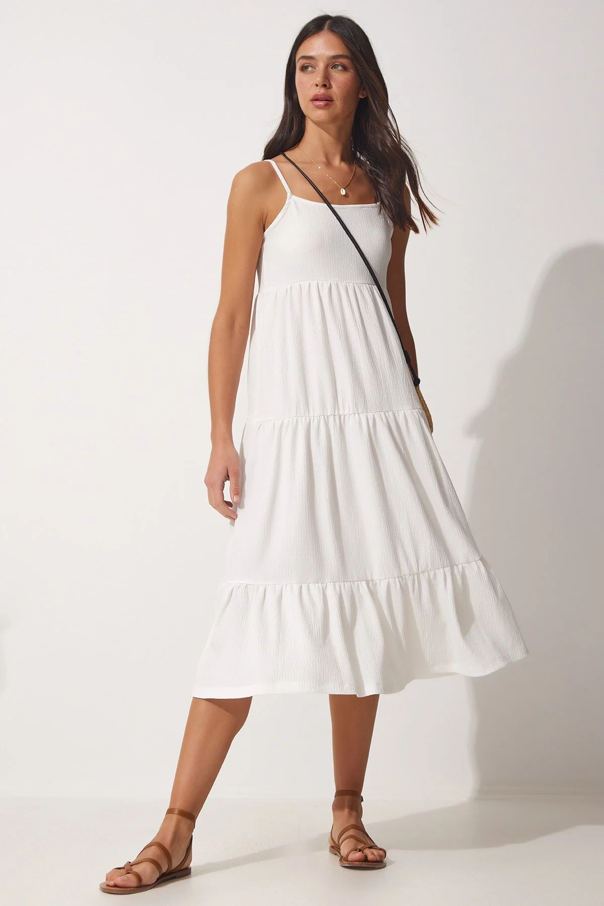Happiness İstanbul  Weißes Damen-Sommerstrickkleid mit Trägervolant und Volant UB00077