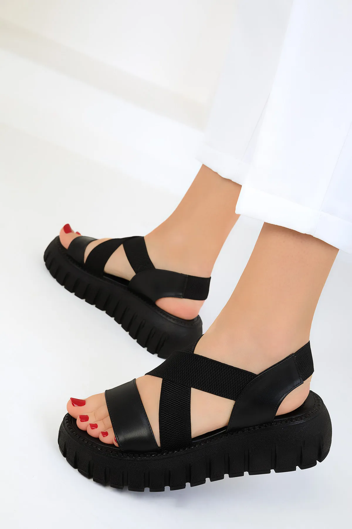 SOHO  Schwarze Damensandalen 17827