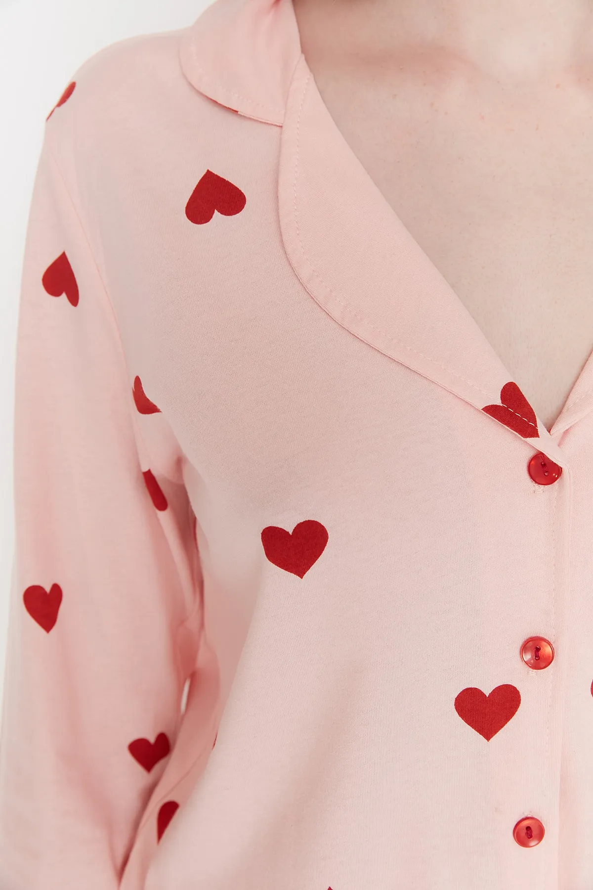 Trendyol Collection  Rosa gestricktes Pyjama-Set aus Hemd und Hose aus 100 % Baumwolle mit Herzmuster THMAW21PT0548